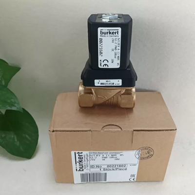0-10 Bar Kháng áp Burkert 00221618 loại 6213 van điện tử, NBR niêm phong 13 lỗ G3 / 4 dây, thép nhà DC24V 8W Đối với -10 ~ 80 ° C đường ống dẫn