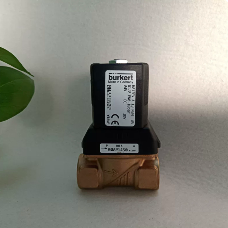0-10 Bar Kháng áp Burkert 00221618 loại 6213 van điện tử, NBR niêm phong 13 lỗ G3 / 4 dây, thép nhà DC24V 8W Đối với -10 ~ 80 ° C đường ống dẫn